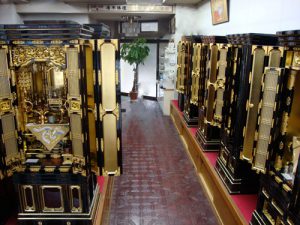 伝統的な金仏壇も販売しています